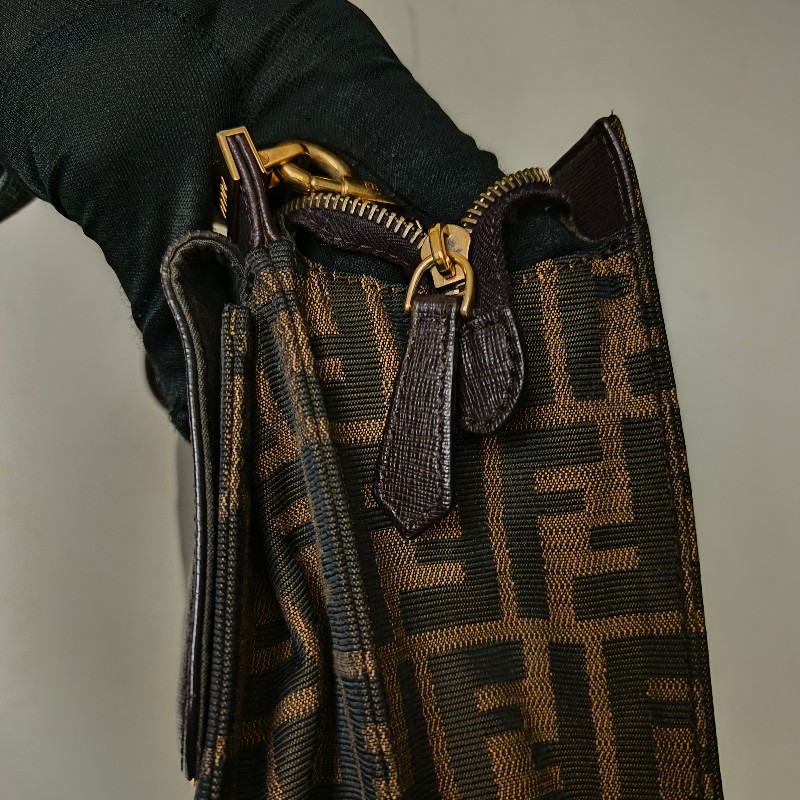 🫅女神購物節狂降(原$15800)‼️只到3/15⏰【8成新】㊣✨FENDI✨芬迪 FF 老花 皮革 兩用 郵差包 手提包 肩背包 斜背包/雙F/二手包/二手精品/保證正品-16