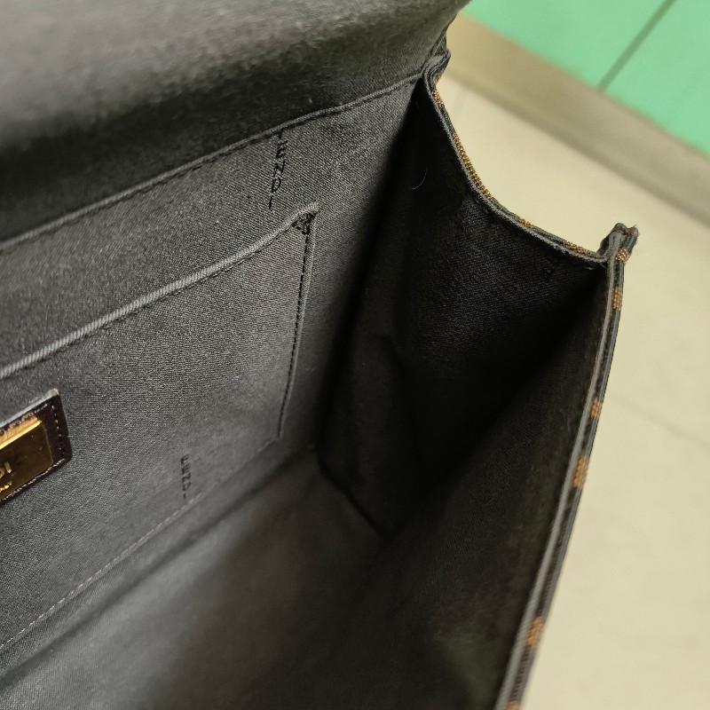 🫅女神購物節狂降(原$15800)‼️只到3/15⏰【8成新】㊣✨FENDI✨芬迪 FF 老花 皮革 兩用 郵差包 手提包 肩背包 斜背包/雙F/二手包/二手精品/保證正品-38