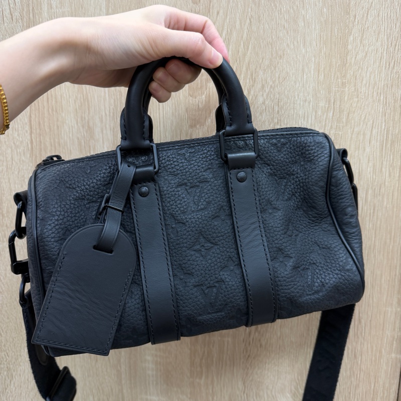 LV 黑牛皮壓紋Keepall 25黑釦手提斜背包M20900-0