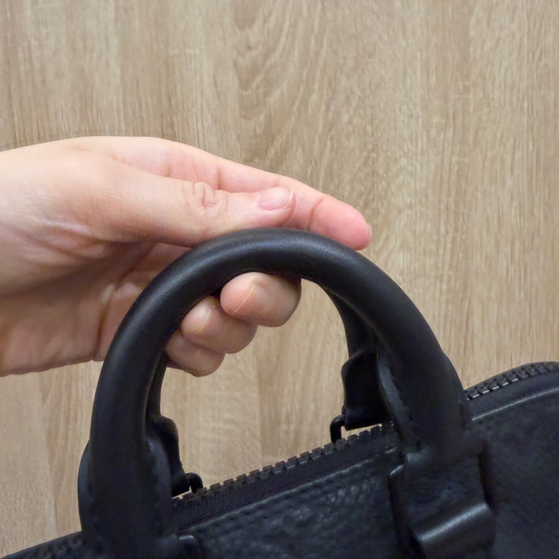 LV 黑牛皮壓紋Keepall 25黑釦手提斜背包M20900-1