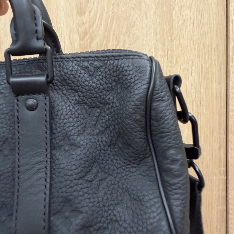 LV 黑牛皮壓紋Keepall 25黑釦手提斜背包M20900-2