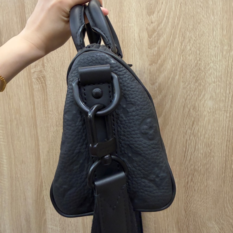 LV 黑牛皮壓紋Keepall 25黑釦手提斜背包M20900-3