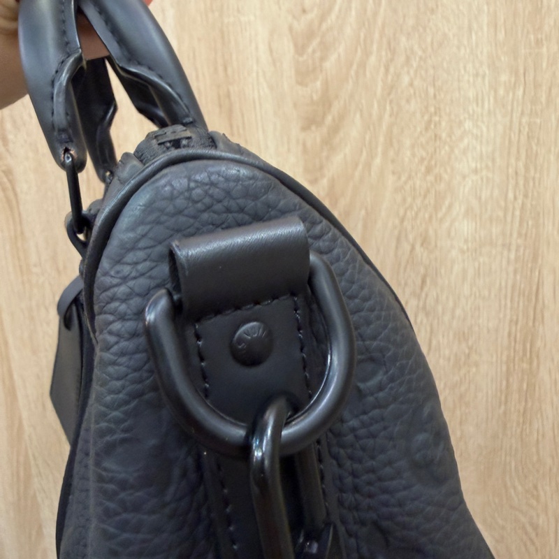 LV 黑牛皮壓紋Keepall 25黑釦手提斜背包M20900-4