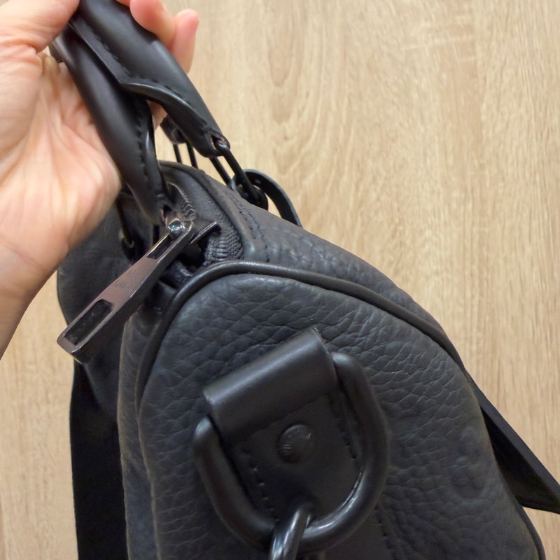 LV 黑牛皮壓紋Keepall 25黑釦手提斜背包M20900-6
