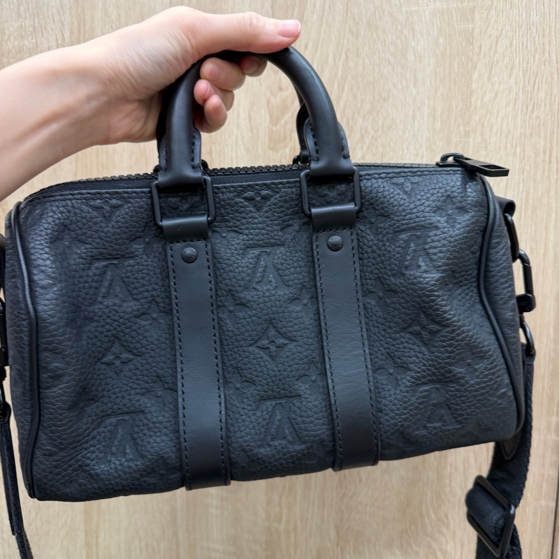 LV 黑牛皮壓紋Keepall 25黑釦手提斜背包M20900-7