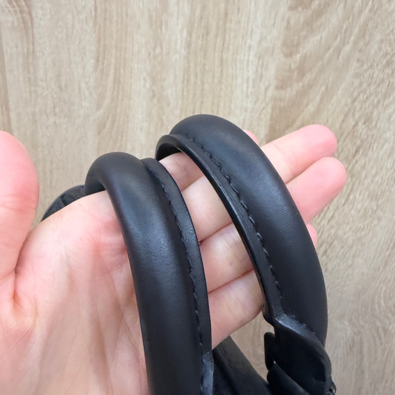 LV 黑牛皮壓紋Keepall 25黑釦手提斜背包M20900-8