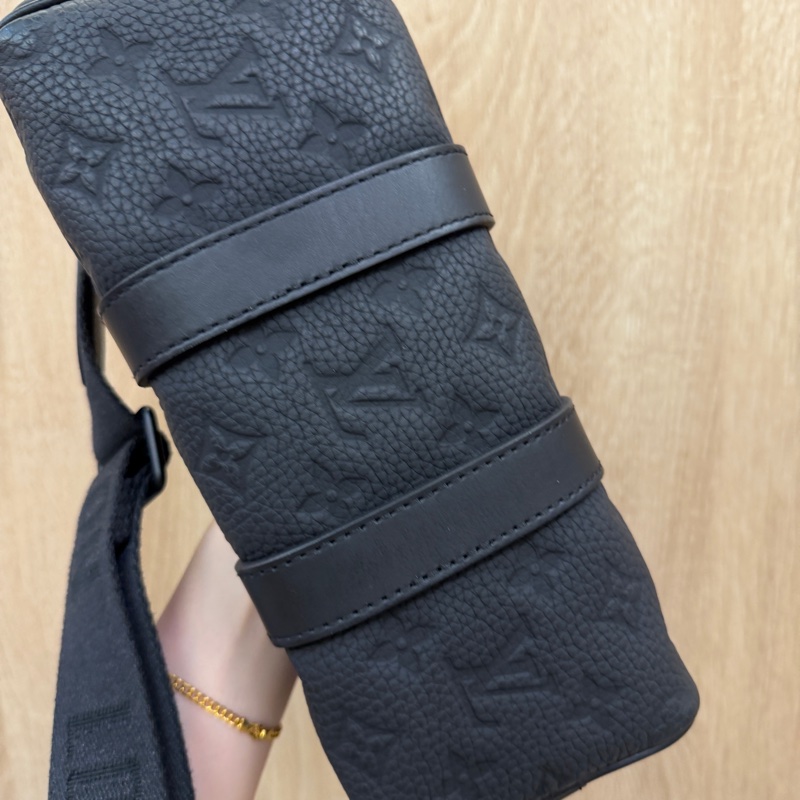 LV 黑牛皮壓紋Keepall 25黑釦手提斜背包M20900-9