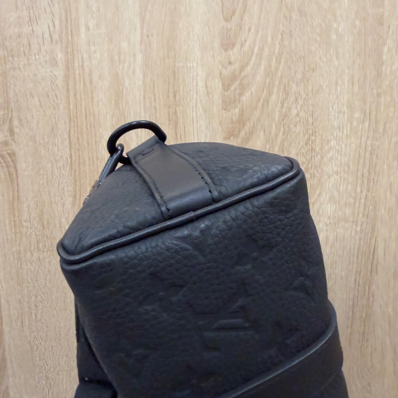 LV 黑牛皮壓紋Keepall 25黑釦手提斜背包M20900-10