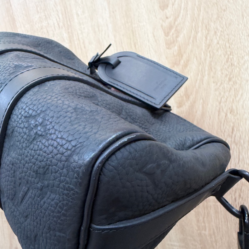 LV 黑牛皮壓紋Keepall 25黑釦手提斜背包M20900-11