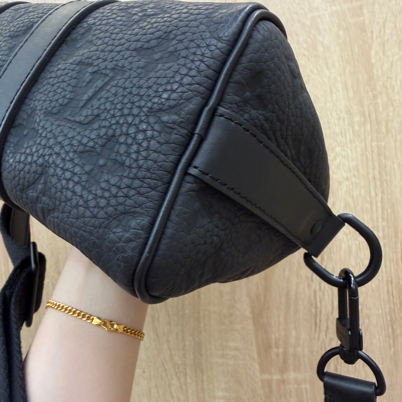 LV 黑牛皮壓紋Keepall 25黑釦手提斜背包M20900-12