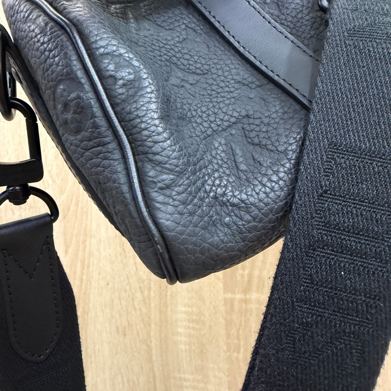 LV 黑牛皮壓紋Keepall 25黑釦手提斜背包M20900-13