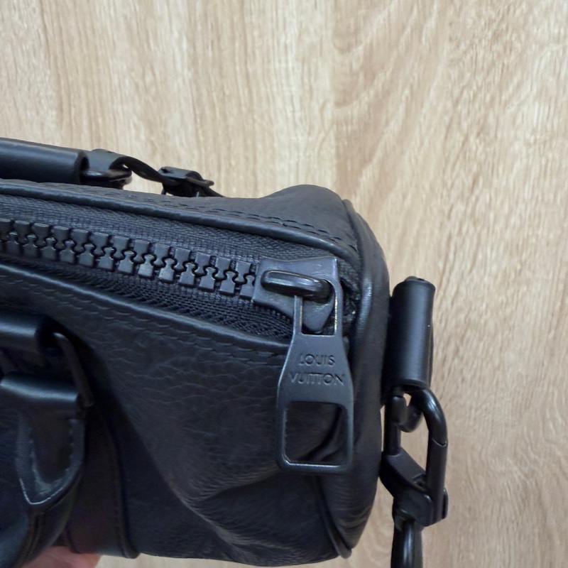 LV 黑牛皮壓紋Keepall 25黑釦手提斜背包M20900-14