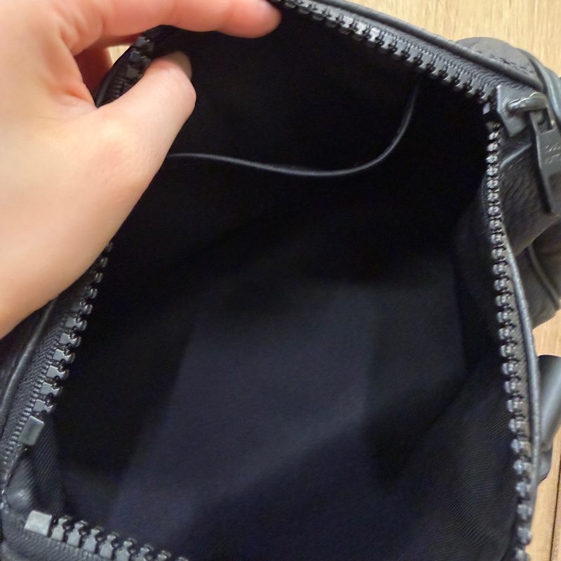 LV 黑牛皮壓紋Keepall 25黑釦手提斜背包M20900-15