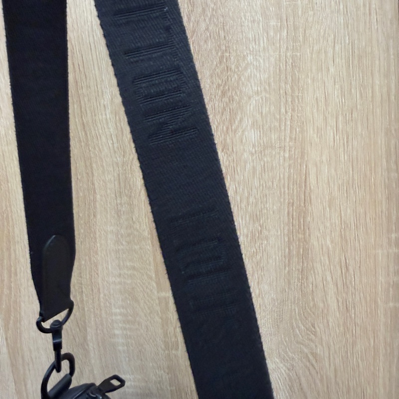 LV 黑牛皮壓紋Keepall 25黑釦手提斜背包M20900-18