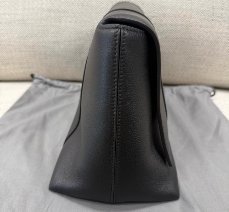 Balenciaga巴黎世家crush Downtown 沙漏包  男女可背 尺寸：32x15x21cm 肩帶：35cm 配有塵袋，無盒 下單前如需更多細節請咨詢-8