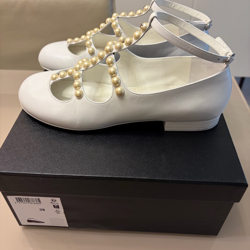 Chanel 白色鑲珍珠矮跟鞋-1