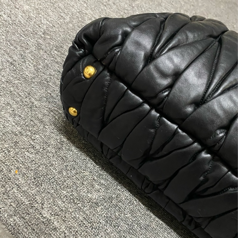 Miumiu matelasse tote 黑色皮革絎縫皺摺托特包 斜背包 手提 三用包（有感降價-11