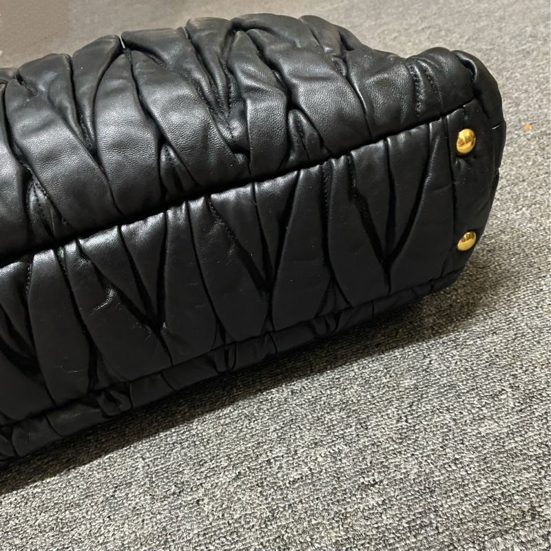 Miumiu matelasse tote 黑色皮革絎縫皺摺托特包 斜背包 手提 三用包（有感降價-12