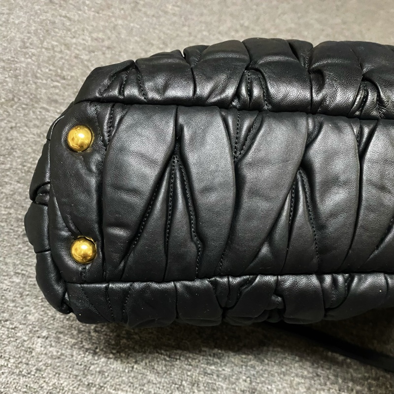 Miumiu matelasse tote 黑色皮革絎縫皺摺托特包 斜背包 手提 三用包（有感降價-13