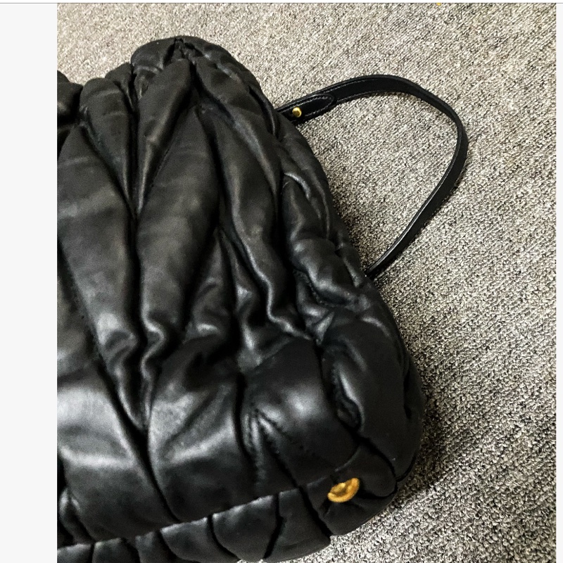 Miumiu matelasse tote 黑色皮革絎縫皺摺托特包 斜背包 手提 三用包（有感降價-19