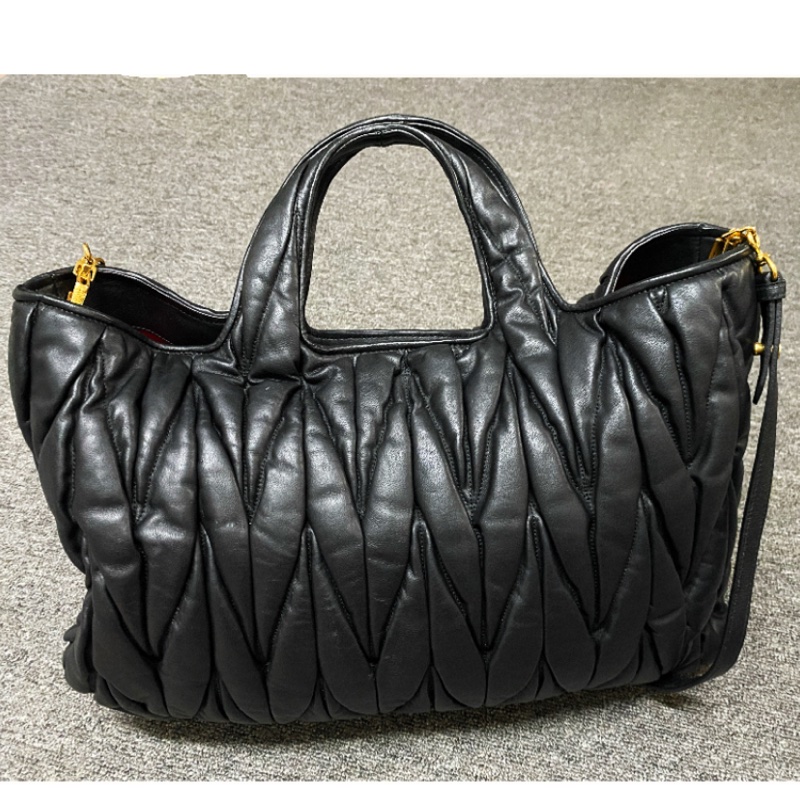 Miumiu matelasse tote 黑色皮革絎縫皺摺托特包 斜背包 手提 三用包（有感降價-20