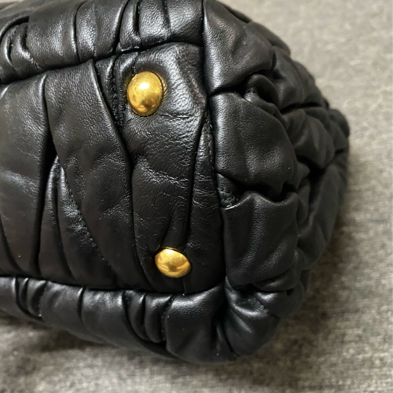 Miumiu matelasse tote 黑色皮革絎縫皺摺托特包 斜背包 手提 三用包（有感降價-21