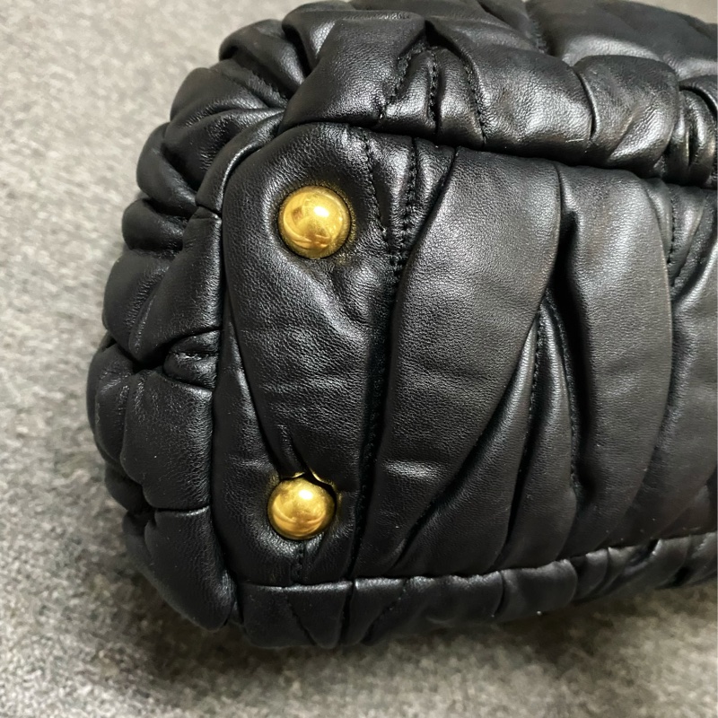 Miumiu matelasse tote 黑色皮革絎縫皺摺托特包 斜背包 手提 三用包（有感降價-23