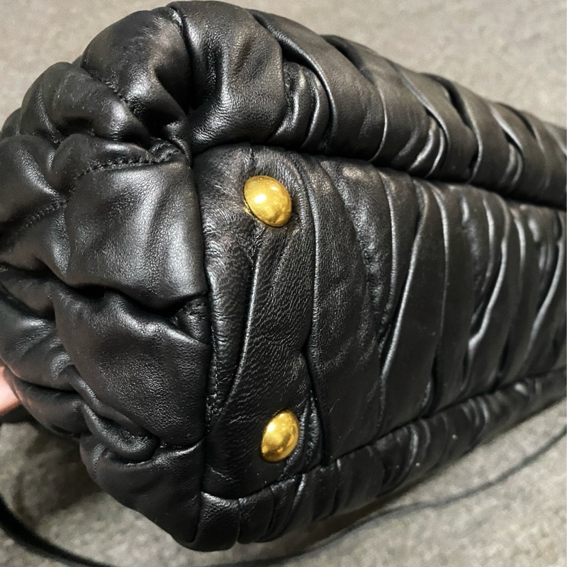 Miumiu matelasse tote 黑色皮革絎縫皺摺托特包 斜背包 手提 三用包（有感降價-25
