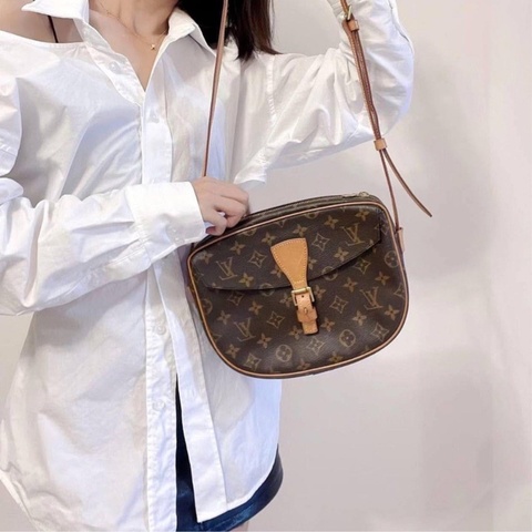 LV 路易威登經典 Monogram 蘋果馬鞍包