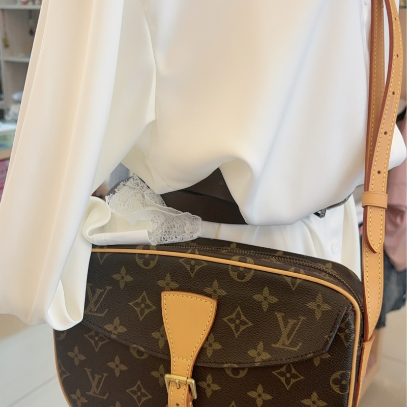 LV 路易威登經典 Monogram 蘋果馬鞍包-11
