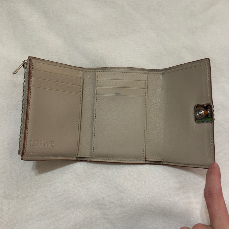 LOEWE Anagram卵石紋三折短夾-9