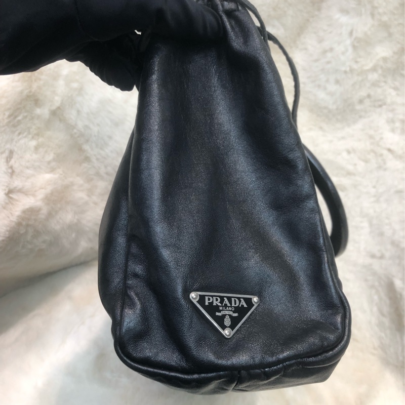 Prada 黑色全皮手提袋 IA063-2