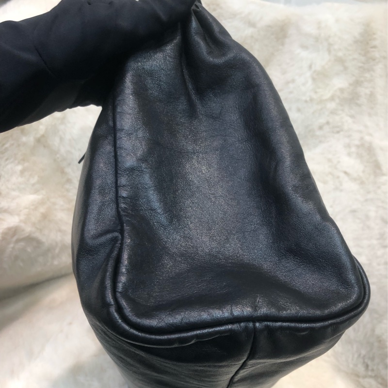 Prada 黑色全皮手提袋 IA063-3