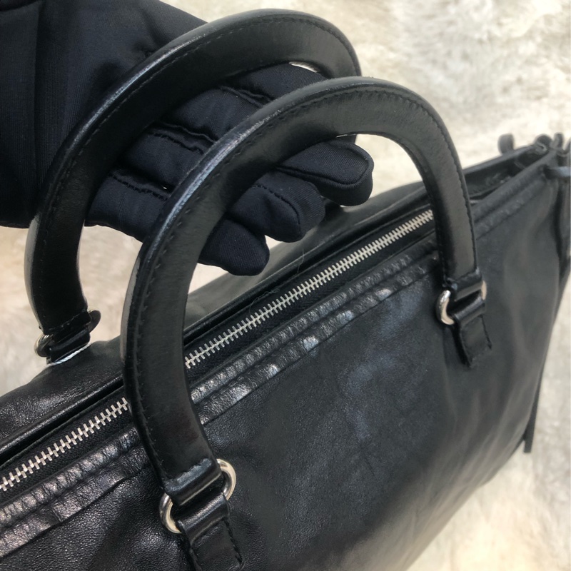 Prada 黑色全皮手提袋 IA063-6