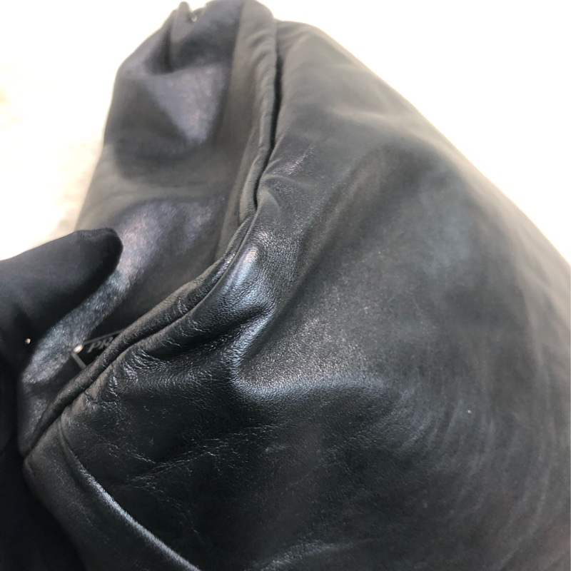Prada 黑色全皮手提袋 IA063-9