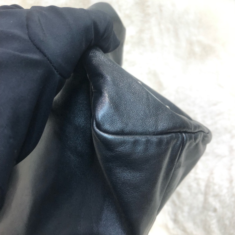 Prada 黑色全皮手提袋 IA063-10