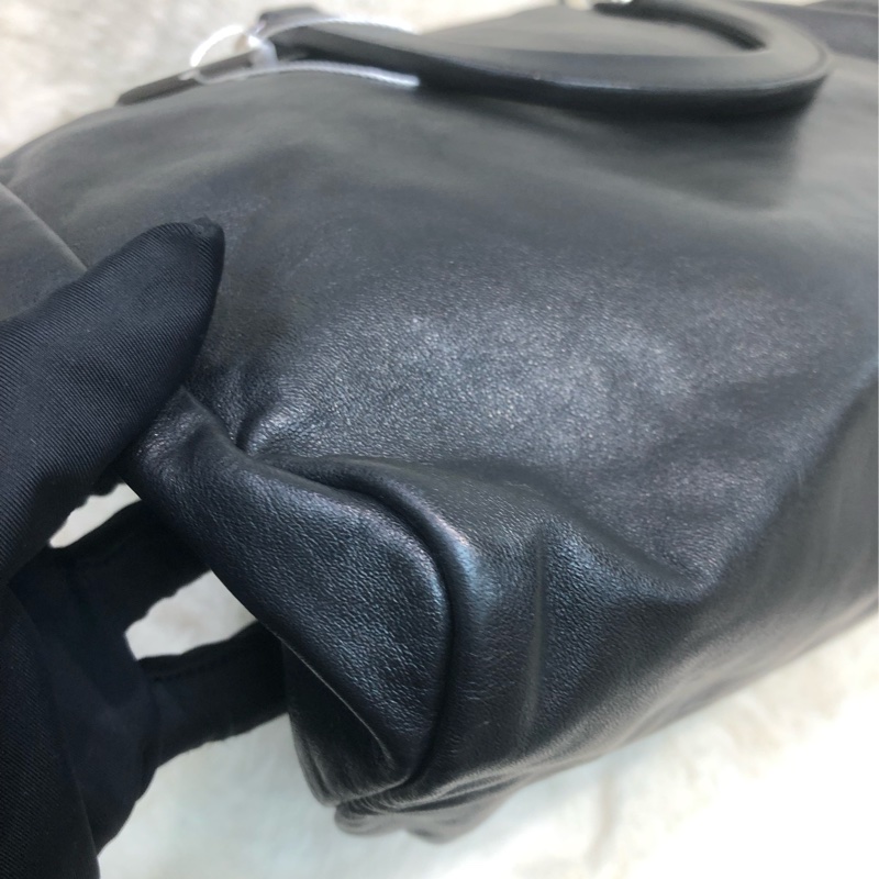 Prada 黑色全皮手提袋 IA063-11