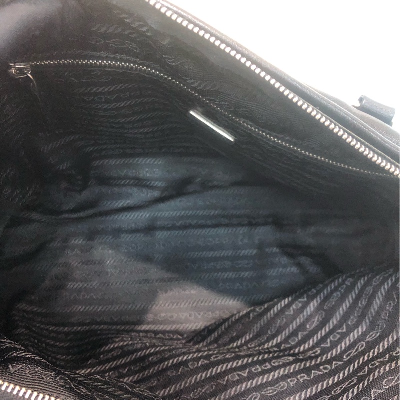 Prada 黑色全皮手提袋 IA063-15