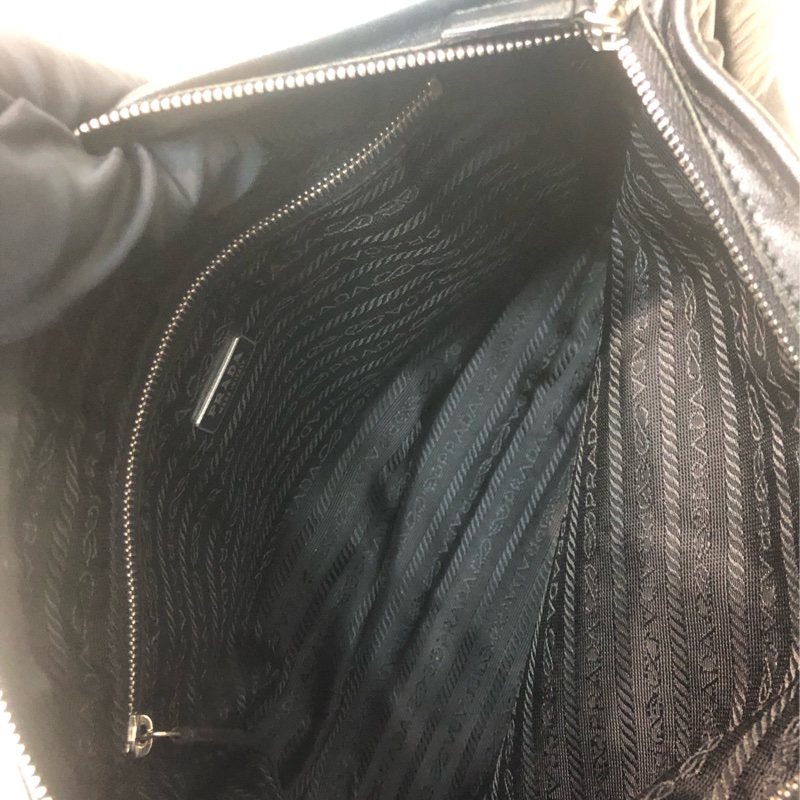 Prada 黑色全皮手提袋 IA063-16