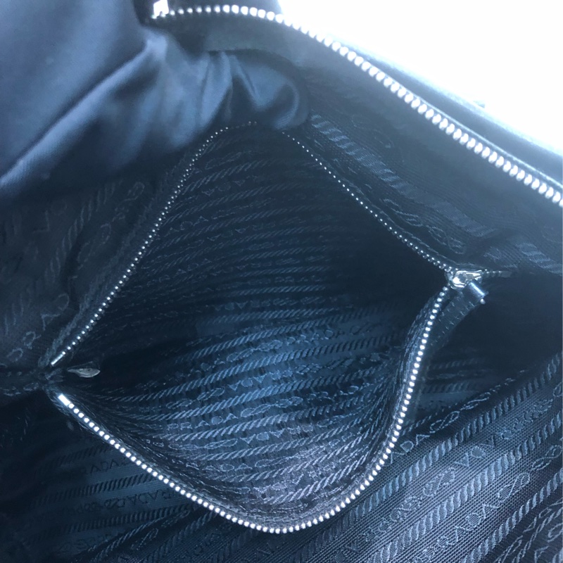 Prada 黑色全皮手提袋 IA063-17