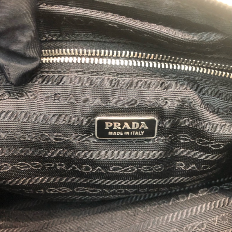 Prada 黑色全皮手提袋 IA063-18