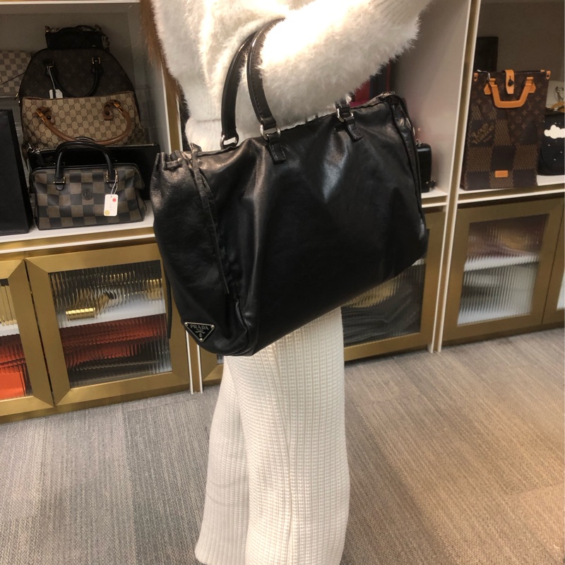 Prada 黑色全皮手提袋 IA063-9