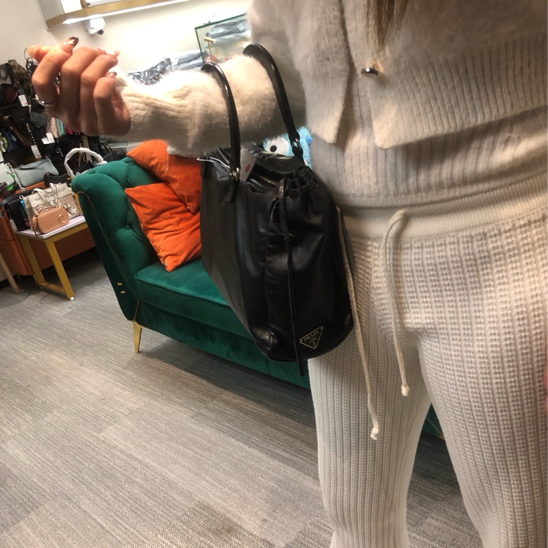 Prada 黑色全皮手提袋 IA063-10