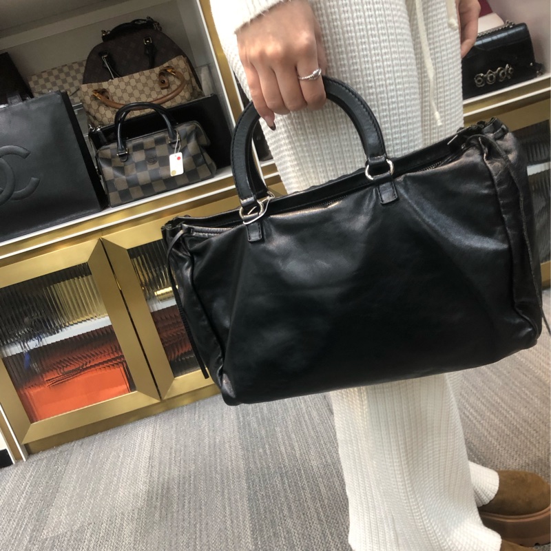 Prada 黑色全皮手提袋 IA063-11