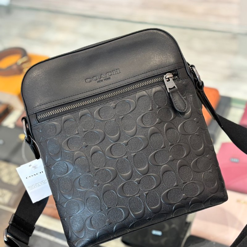 Coach 經典浮雕LOGO 直立式斜背包-0