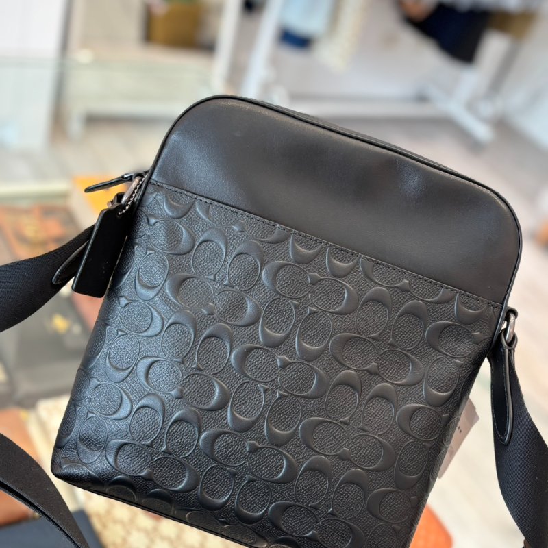 Coach 經典浮雕LOGO 直立式斜背包-1