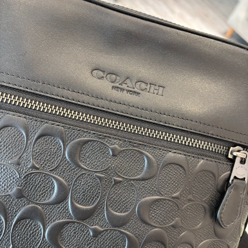 Coach 經典浮雕LOGO 直立式斜背包-3