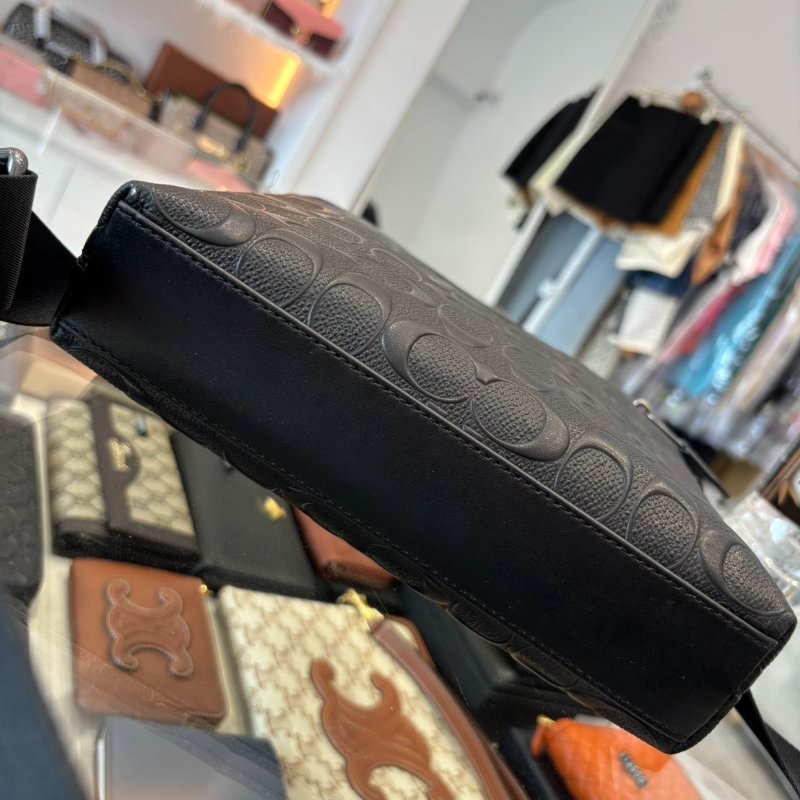 Coach 經典浮雕LOGO 直立式斜背包-4