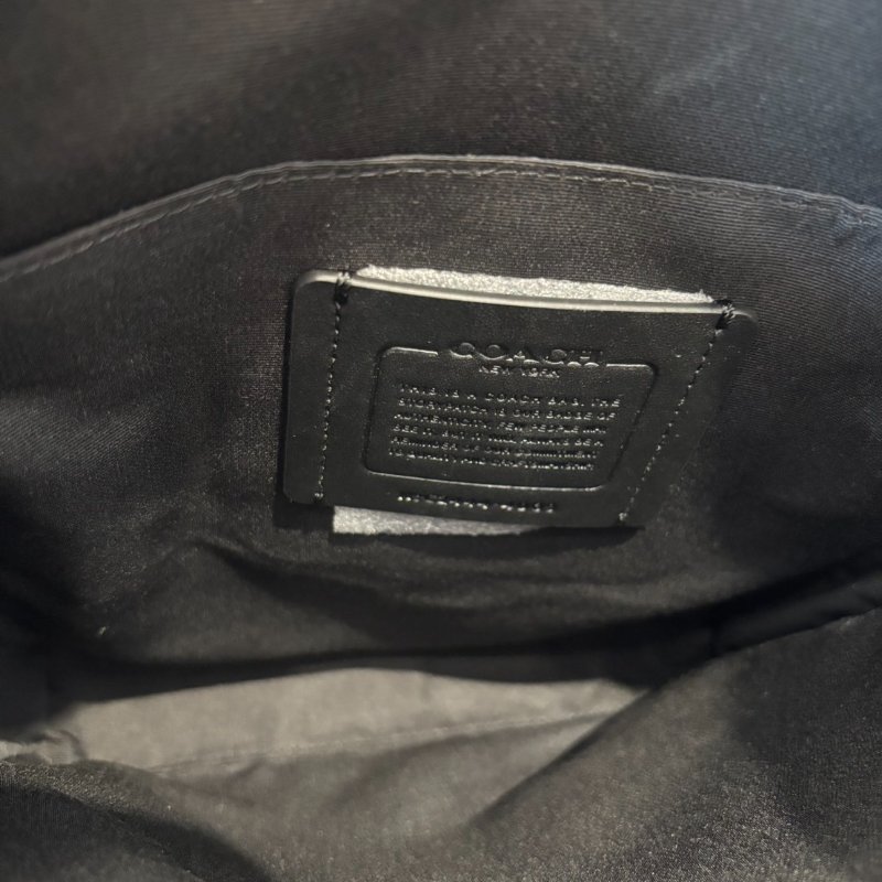 Coach 經典浮雕LOGO 直立式斜背包-6