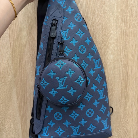 LV 藍拼天藍壓紋Shadow牛皮Duo胸口斜背包M46562
